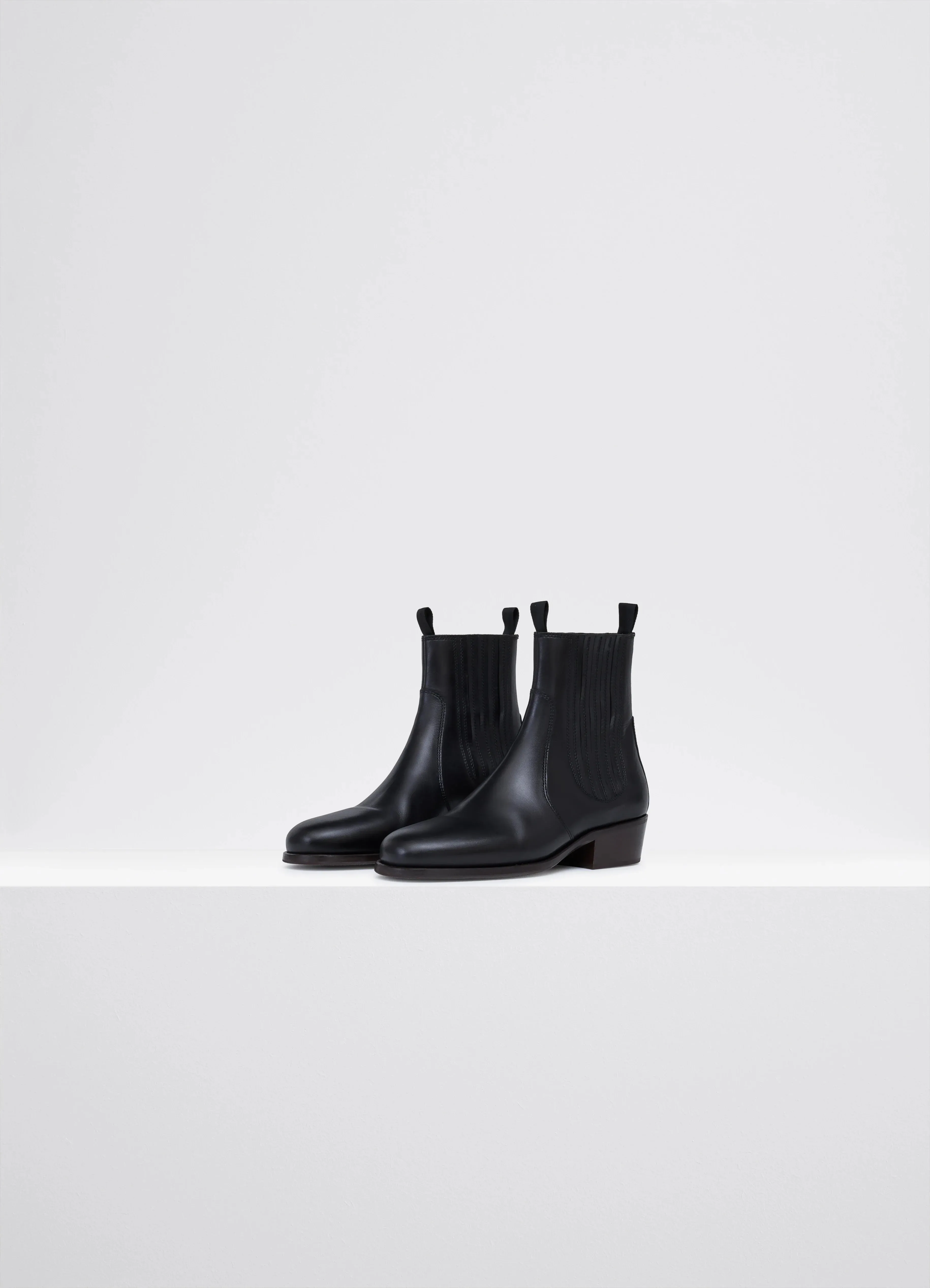 CHELSEA BOOTS