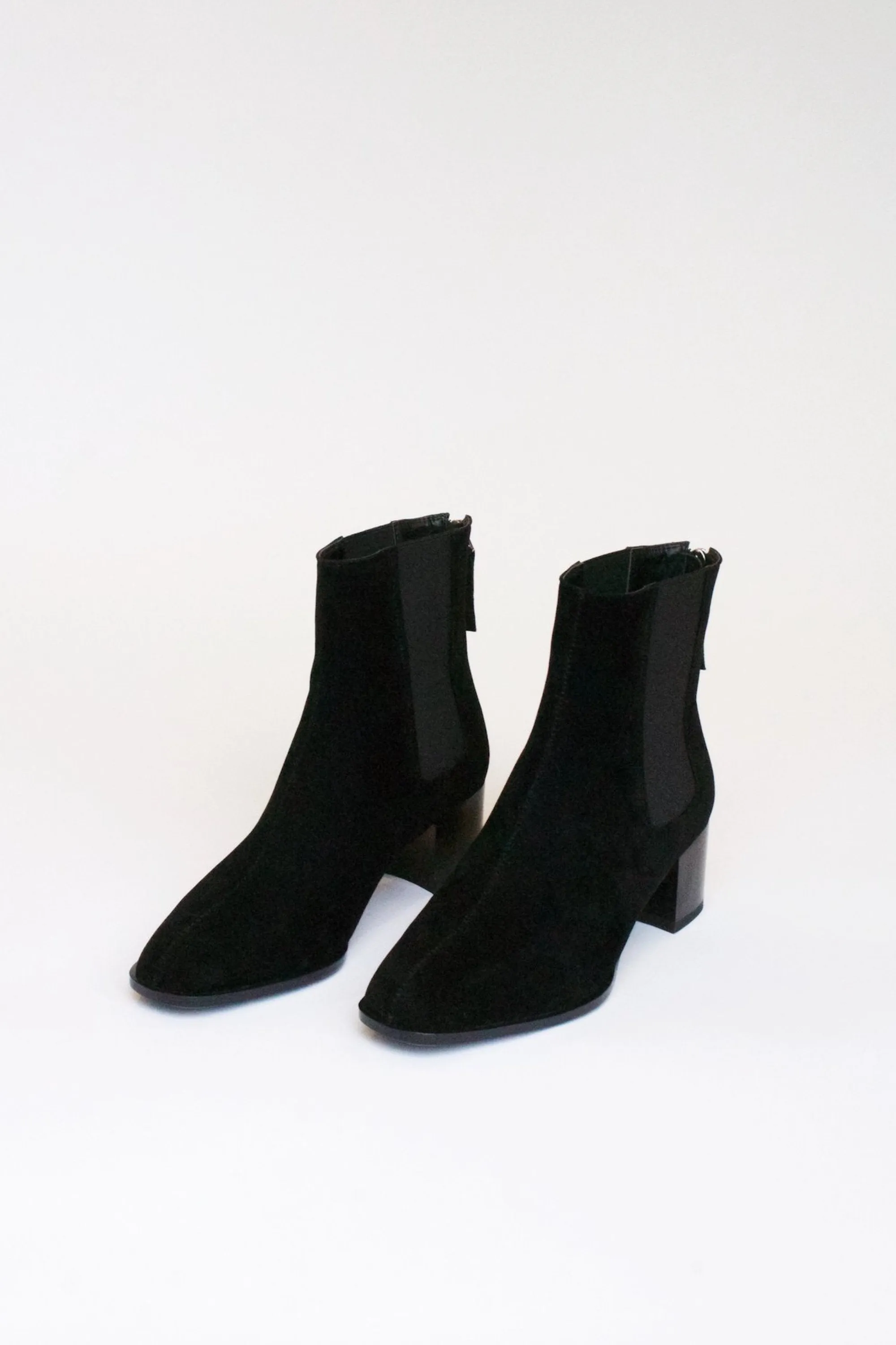 lila boots black